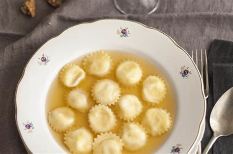 Cappelletti In Brodo La Ricetta Di Natale La Tarte Maison