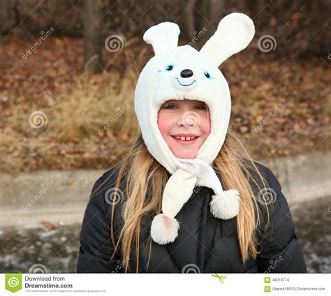 Fin Expressive De Petite Fille Blonde Vers Le Haut De Portrait Photo