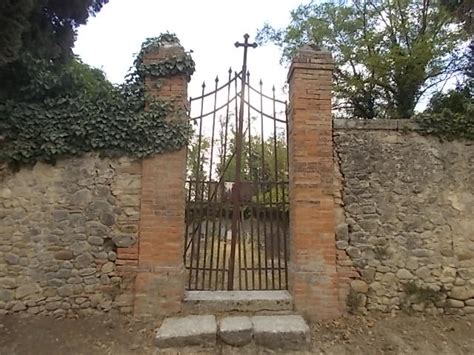 Berardenga Degrado Al Cimitero Di Guistrigona Andrea Pagliantini