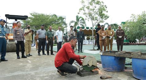 Kejari Ketapang Musnahkan Barang Bukti Dari 52 Kasus Yang Telah