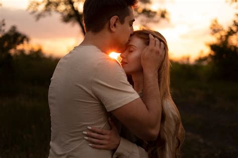 Vue Latérale Homme Embrassant Une Femme Sur Le Front Photo Gratuite