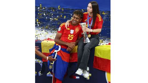 Lamine Yamal celebra con su novia la victoria de España en la Eurocopa