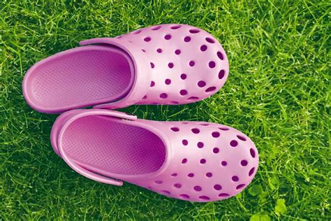 How To Paint Crocs Complete Guide The Creative Folk