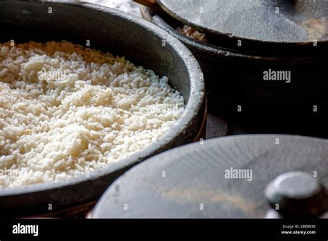 Clay cooking pots hi-res stock photography and images - Alamy