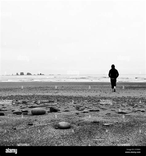 Hombre caminando sola en una playa Fotografía de stock Alamy