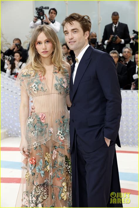 Robert Pattinson Suki Waterhouse Walk Rare Red Carpet Together At Met