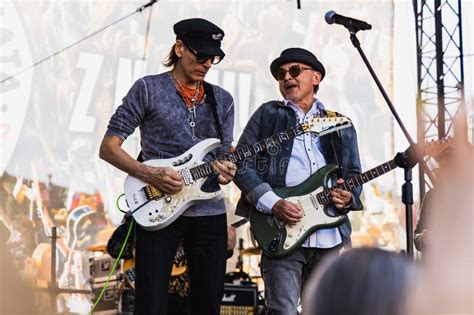 Actuaci N En Vivo Del Guitarrista Steve Vai En El Evento Abierto