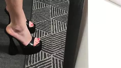 Joven jana sissy en catsuit de látex se folla con un consolador anal xHamster