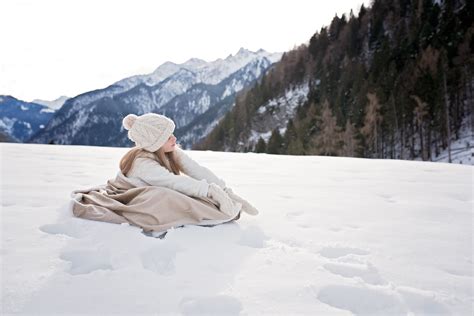 無料画像 風景 自然 雪 冬 女の子 日光 天気 人間 毛布 シーズン 山々 キャップ 履物 でる 楽しんで