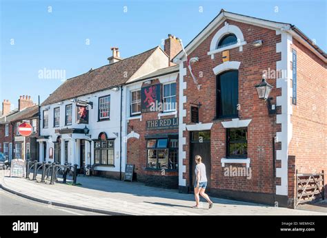 18th Century The Red Lion Pub Exterior High Street Milford On Se Hi Res