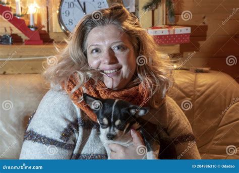 Une Femme Blonde Entre Deux Ges Dodue Est Assis Sur Un Canap En Cuir