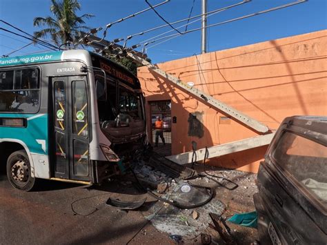 Ônibus do transporte coletivo urbano de Uberlândia é atingido por