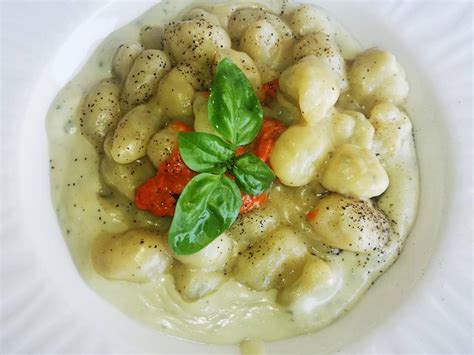 Gnocchi Di Patate Con Crema Di Gorgonzola E Pesto Di Pomodorini Secchi