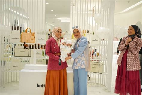 Buttonscarves Buka Butik Di Malaysia Rezeki Elfira Loy Dilantik