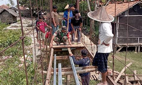 Permudah Akses Warga Babinsa Koramil Tirtayasa Bantu Perbaiki