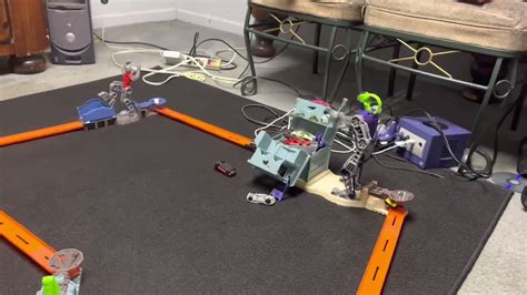 Hot Wheels Trick Tracks Bionic Battle