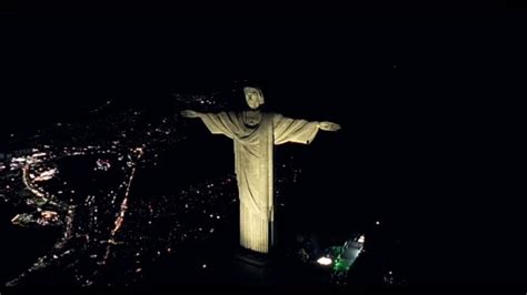 Arte da projeção em homenagem à Taylor Swift no Cristo Redentor foi