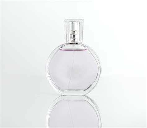 Flacon De Parfum En Verre Transparent Avec Couvercle Photo Gratuite