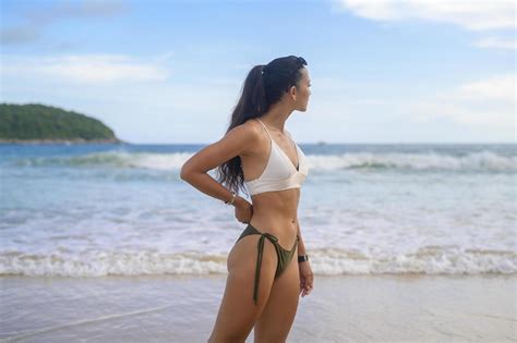 joven hermosa mujer en bikini disfrutando y relajándose en la playa verano vacaciones