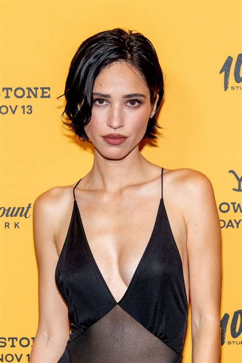 Kelsey Asbille At Yellowstone Season 5 Premiere In New York 11 03 2022