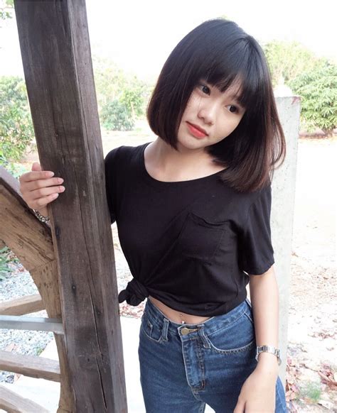 ในภาพอาจจะมี 1 คน กำลังยืน และสถานที่กลางแจ้ง Ulzzang Short Hair