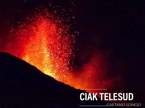 ETNA ANCORA UNA NOTTE DI ERUZIONE FONTANA DI LAVA AL CRATERE DI SUD