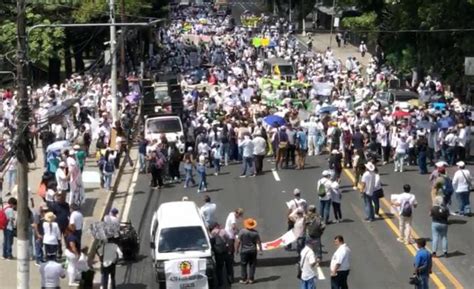 Maestros y médicos marchan por el escalafón de 2025 Radio Cadena YSKL