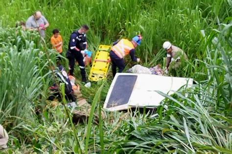 Vídeo Carro capota em rodovia de Colatina após motorista perder