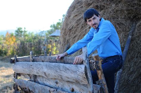 Banc Gică Face Poze Pe Malul Lacului Când Nevastă Sa îl Strigă Disperată