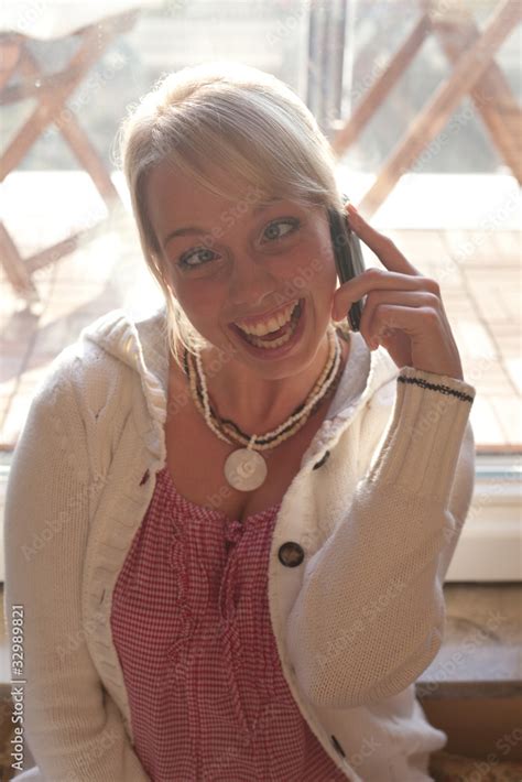 Junge Blonde Frau Zieht Grimasse Am Telefon Photos Adobe Stock