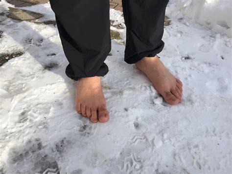 Should You Go Barefoot in the Snow? - RateMDs Health News