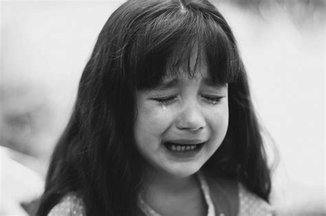 Little girl crying Photo | Premium Download