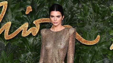 Kendall Jenner Nue Sous Sa Robe Transparente Aux Fashion Awards