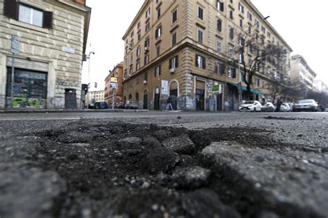 Roma Basta Un Acquazzone E Le Strade Si Trasformano In Colabrodo