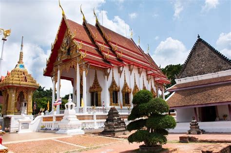 Antigo salão de ordenação antigo ou antiga igreja ubosot e ruínas stupa