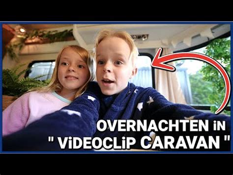 IN DE ViDEOCLiP CARAVAN OVERNACHTEN SAMEN MET LUCiLLA Luan Bellinga