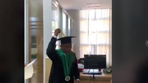 SOSOK Mahasiswa Yang Wisuda Sendirian Di Ruang Dosen Malu Pindahkan