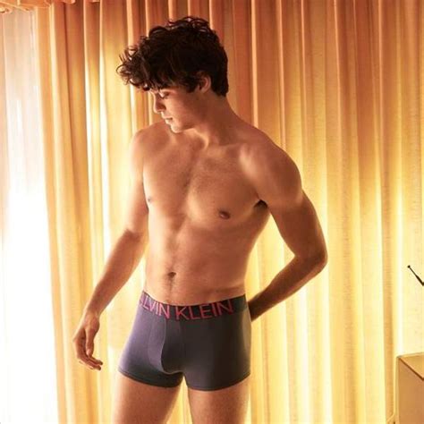 Ator Noah Centineo Nu E Batendo Punheta Foto De Penis