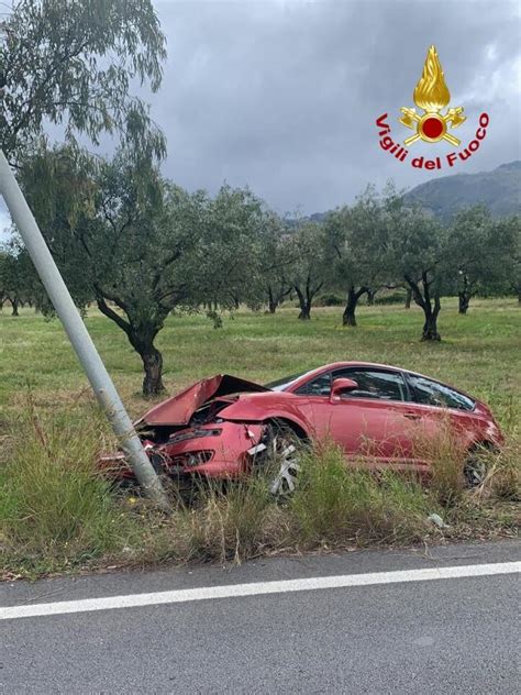 Auto Finisce Fuoristrada E Impatta Contro Palo Illuminazione Illesi