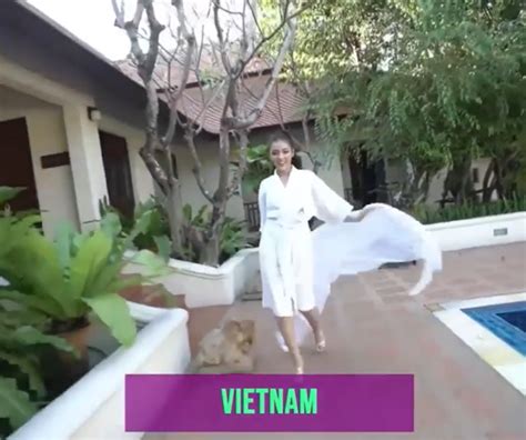 Trần Thanh Tâm diện áo choàng tắm trong phần thi bikini