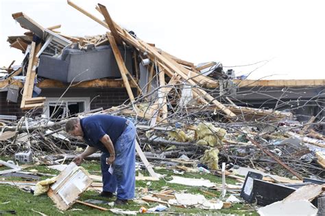 Tornadoes Collapse Buildings Level Homes In Nebraska And Iowa Los Angeles Times