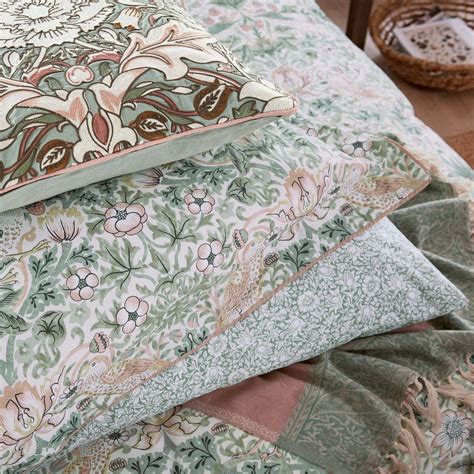 William Morris Strawberry Thief Bedding Cochineal Pink Bedeck Home