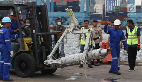 Foto Bagian Roda Pesawat Lion Air Pk Lqp Dipindah Foto Liputan