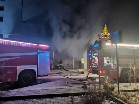 Paura Nella Notte Divampa Un Incendio Al Complesso Ex City Moda Di