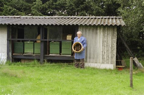 Bijenhouder A Govers Voor Zijn Bijenkasten