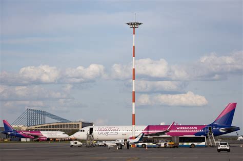 Scandal Pe Aeroportul Otopeni Zeci De Pasageri Wizz Air Nu Au Mai