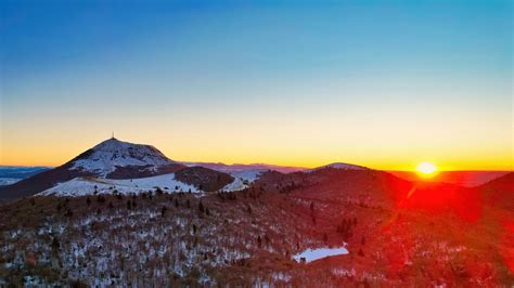 Coucher De Soleil Sur Le Puy De Dome Phototheque De Super Besse