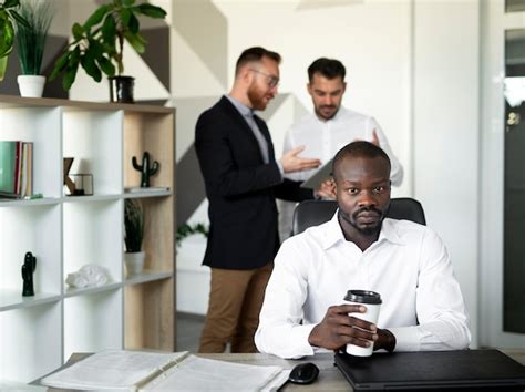 Afro americano homem sentado na mesa Foto Grátis