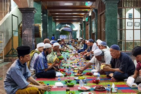 FOTO Tradisi Buka Puasa Bersama Di Masjid