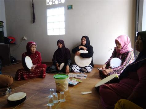 Latihan Rebana Untuk Persiapan Maulid Nabi Di Kampung Kb Smart Desa Ganeas